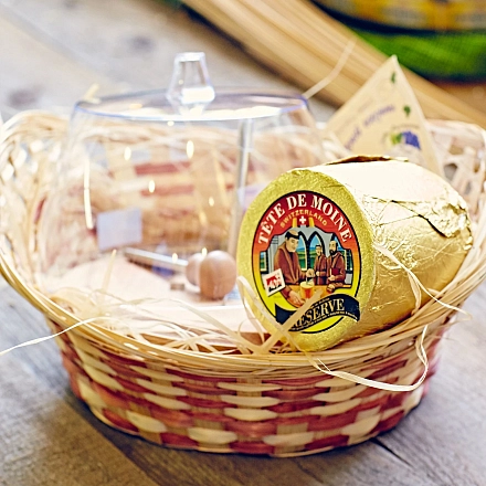 Подарочная сырная корзина «Тет де Муан + жироль»