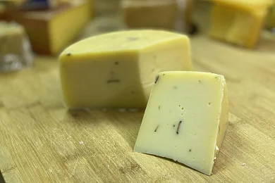 Сыр Вележе козий с трюфелем "Яснополе"