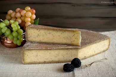 Сыр Раклет с трюфелем 49% жир.Margot Fromages